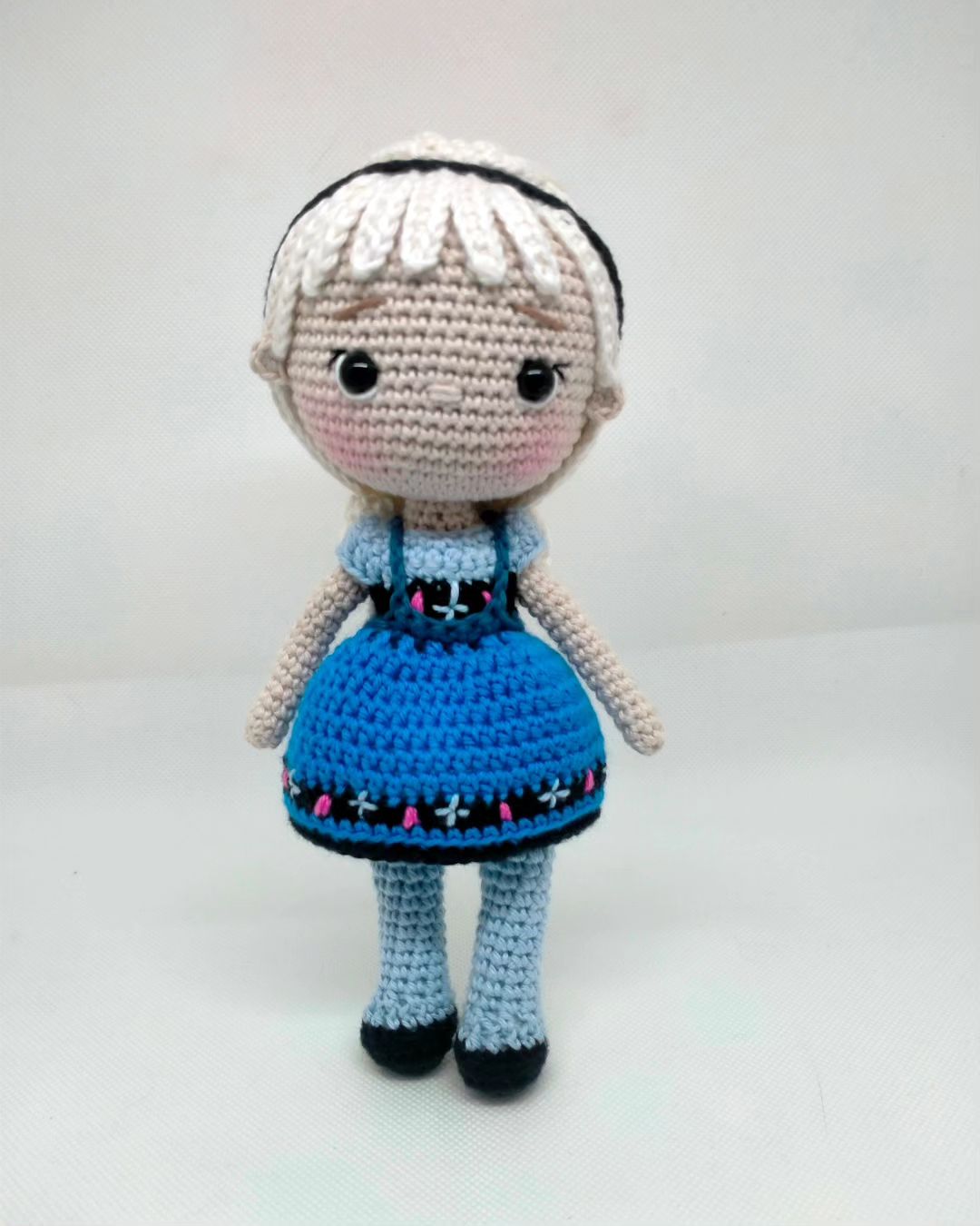 Muñeca artesanal de ganchillo