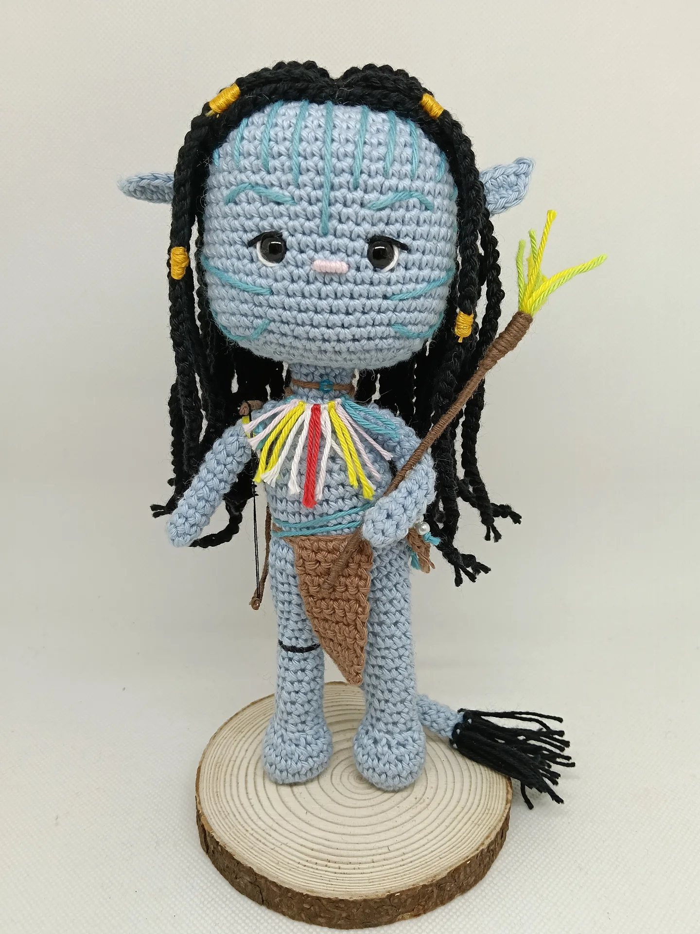 Figura amigurumi de Avatar Na'vi tejida a mano