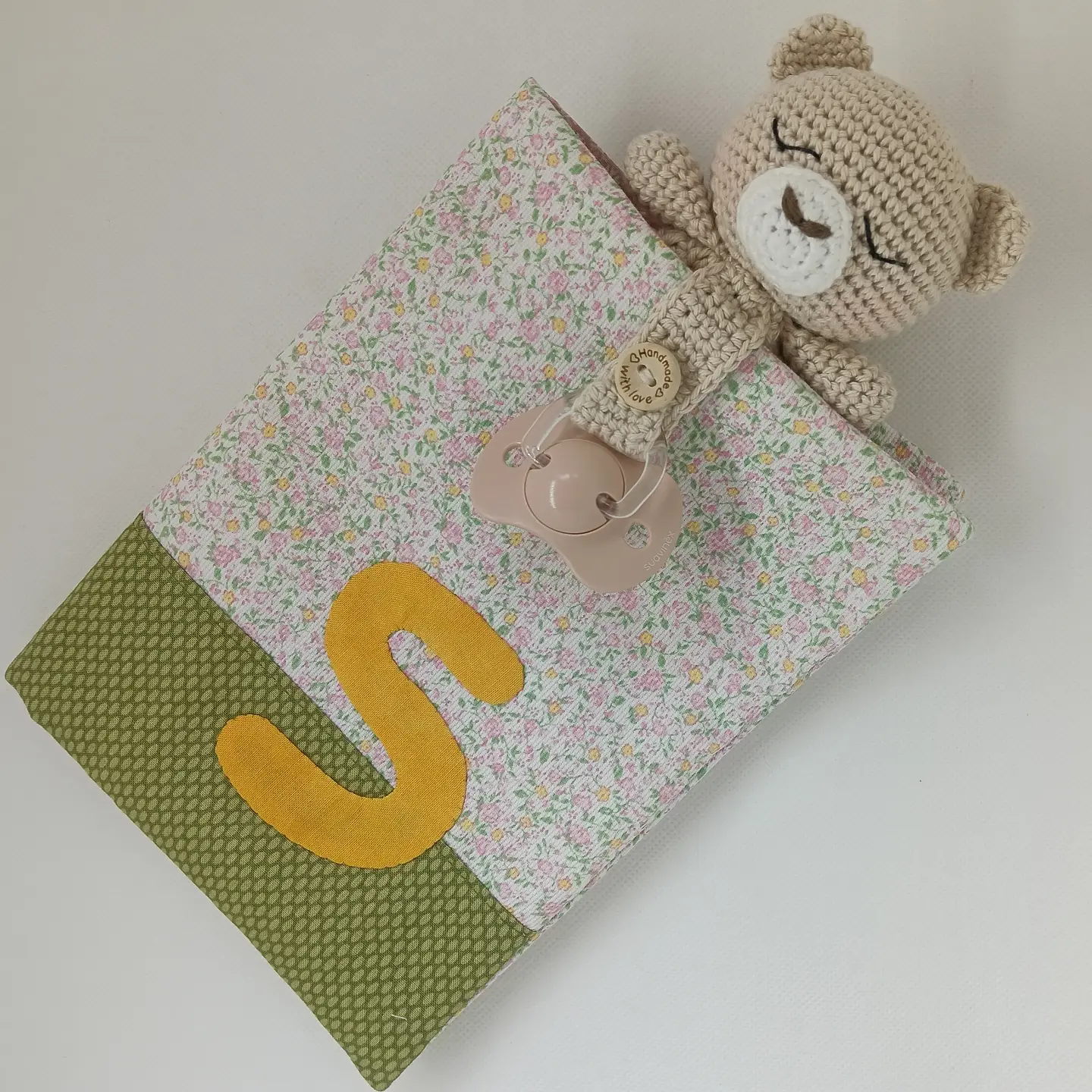 Funda de cartilla sanitaria personalizada con osito de ganchillo y chupetero
