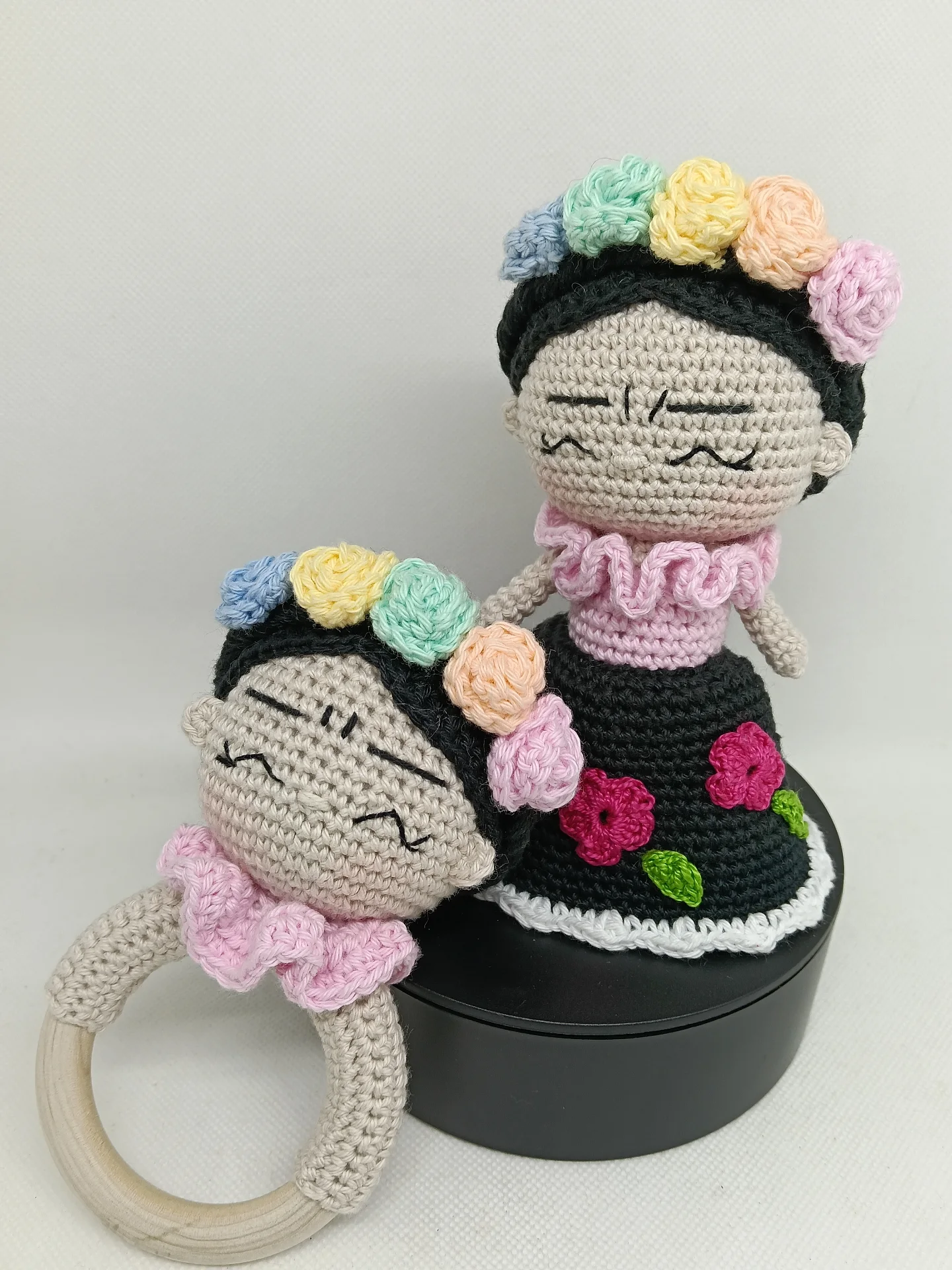 Muñeca Frida Kahlo y sonajero a juego de ganchillo