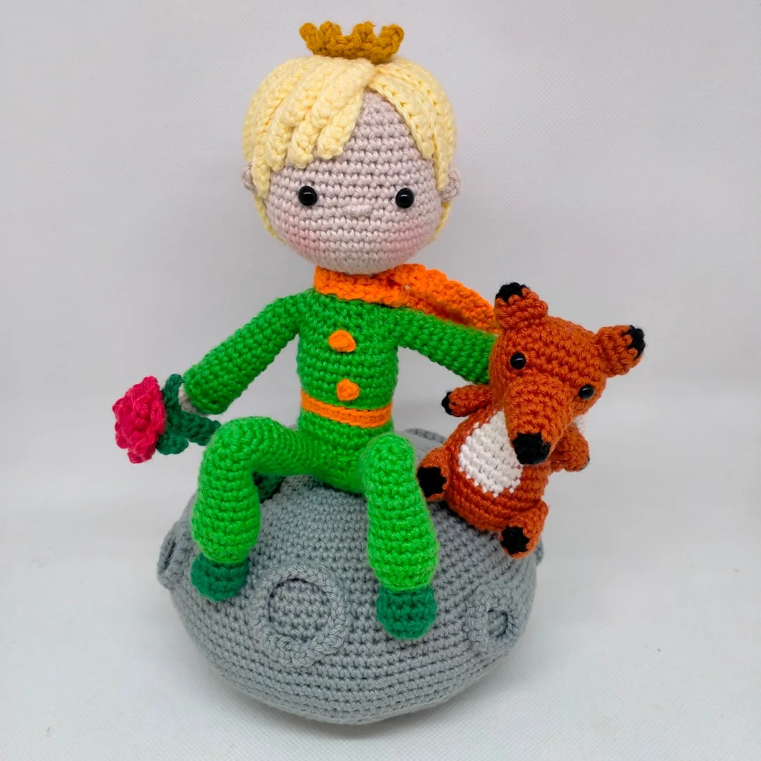 El Principito amigurumi con su zorro y rosa sobre su planeta